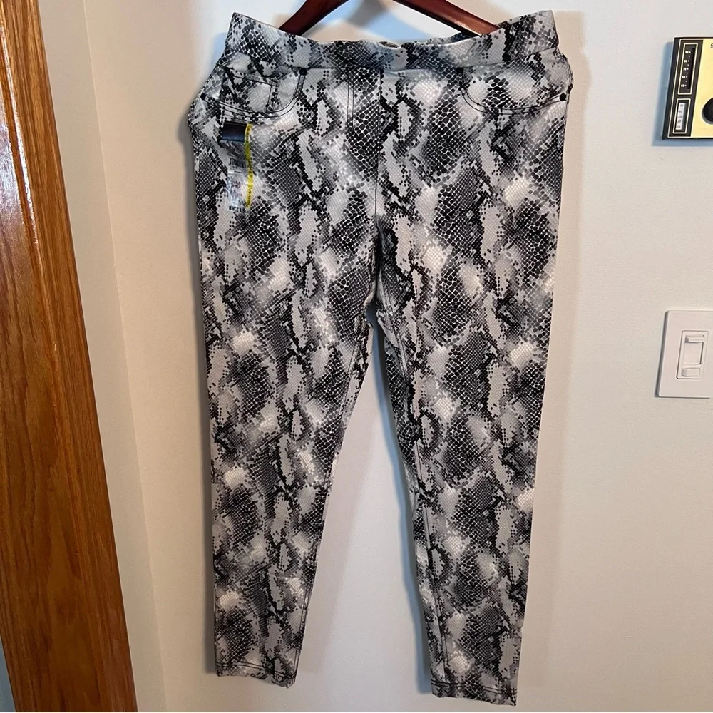 Stretchy adorable never worn - Picture 2 of 3